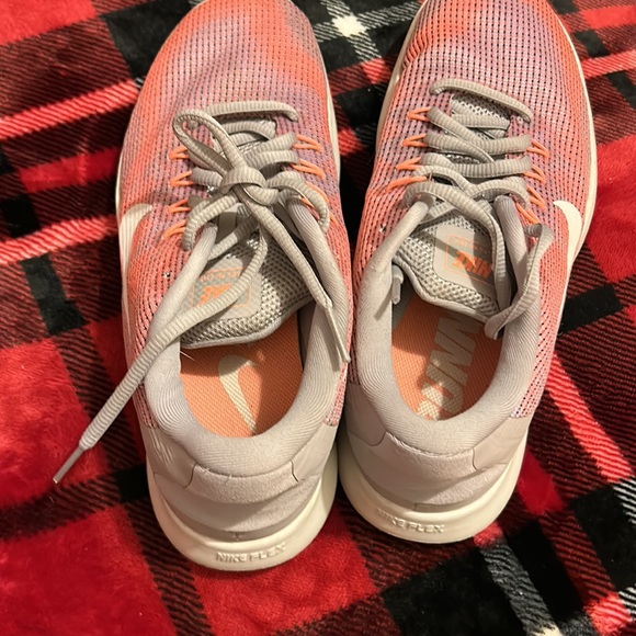 Size 8 Nike Tennis Shoes/sneakers. - Picture 3 of 3